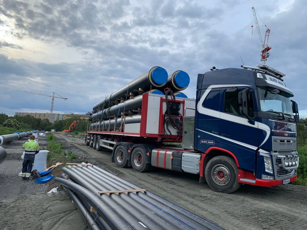 Lastebil transporterer fire DN 700 fjernvarmerør for prosjekt i Gøteborg, Sverige.