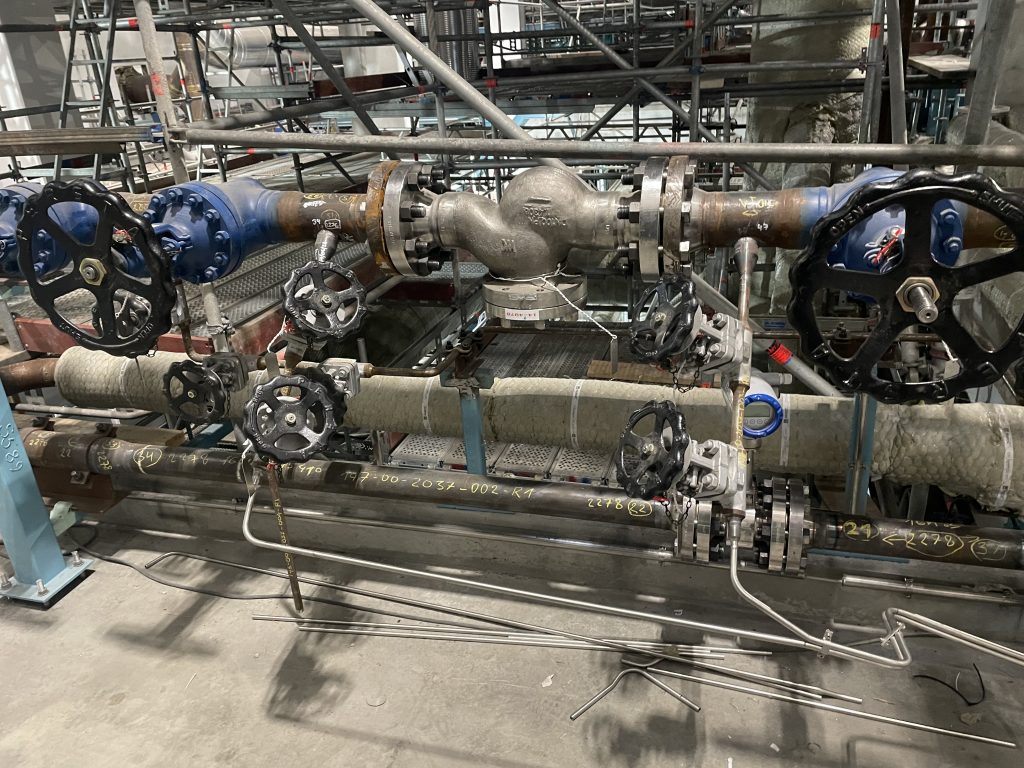 Industrirør-installasjon av dampfordelingsenhet med filtre, sikrer optimal dampkvalitet og driftssikkerhet.