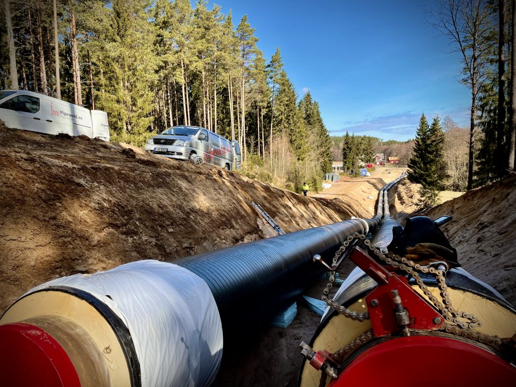 DN 600 fjernvarmerør med sentreringsverktøy for nøyaktig justering før sveising.