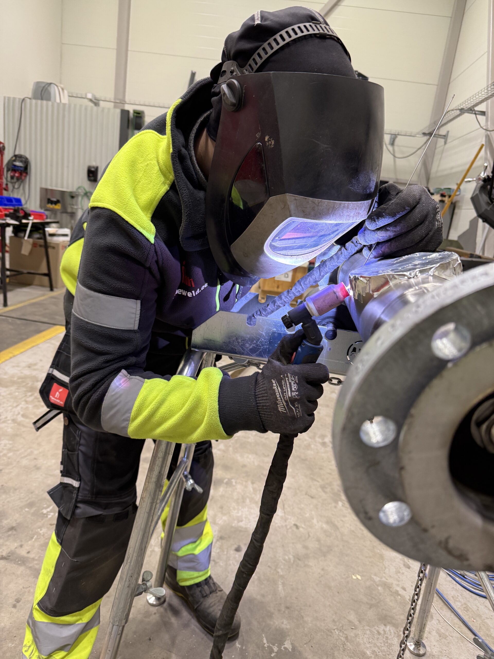 Industrirör i Göteborg – svetsare som svetsar rördetalj på rullbockar inom industri