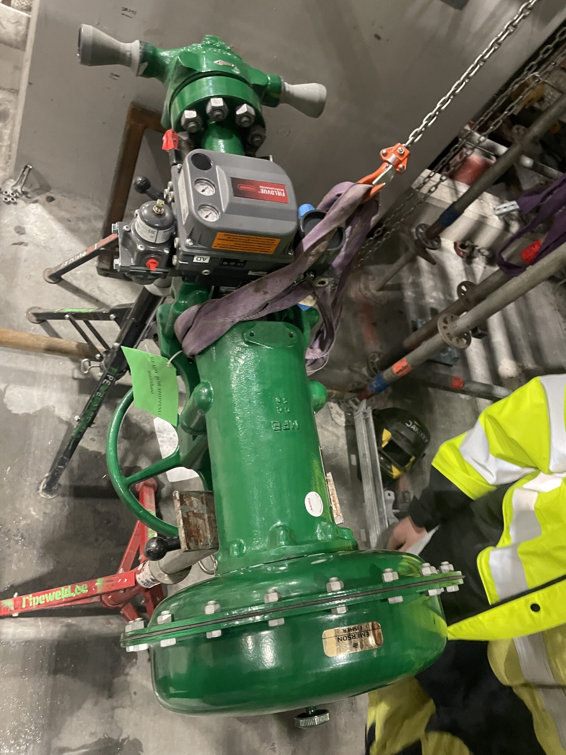 Industrirör Malmö – stor pneumatisk ventil förbereds för installation i industriellt rörsyste