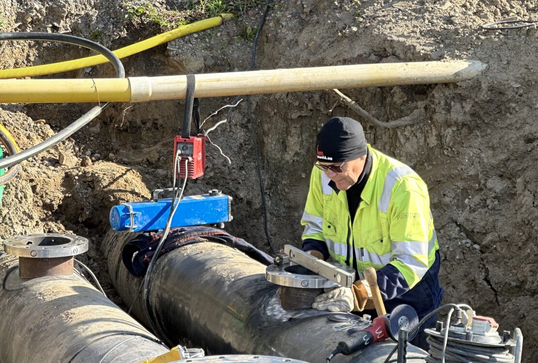 Piping installation – flange welding for line stopping without pressure shutdown