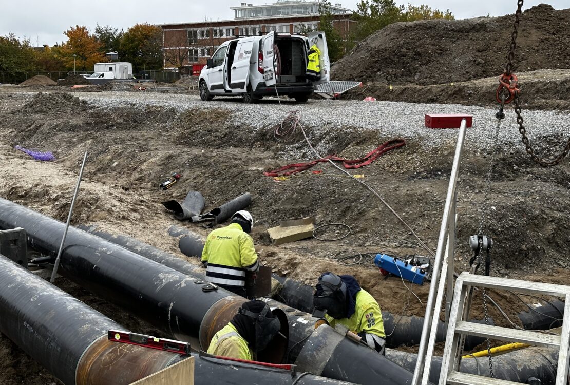 Piping installation – pipefitters performing tie-in on industrial pipeline